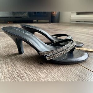 NWT Salon Six black kitten heel thong sandals memory foam soles 3” heels